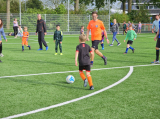 Laatste training S.K.N.W.K. JO7-1 (partijtje tegen de ouders) van maandag 27 mei 2024 (168/180)